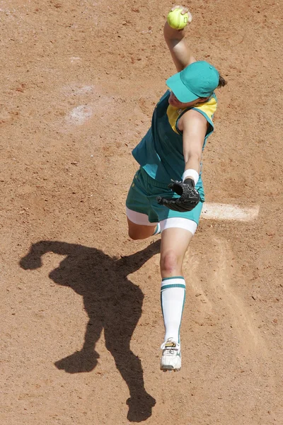 Lanzador de softbol femenino — Foto de Stock