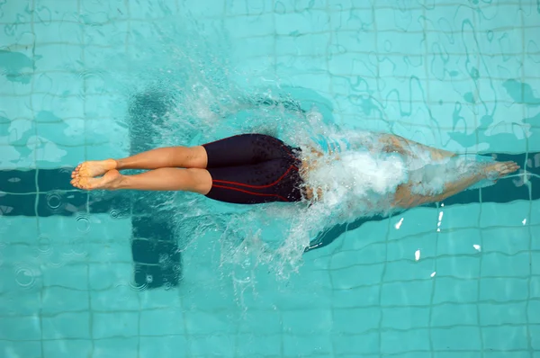 여자 수영 선수 물속에서 점프 — 스톡 사진
