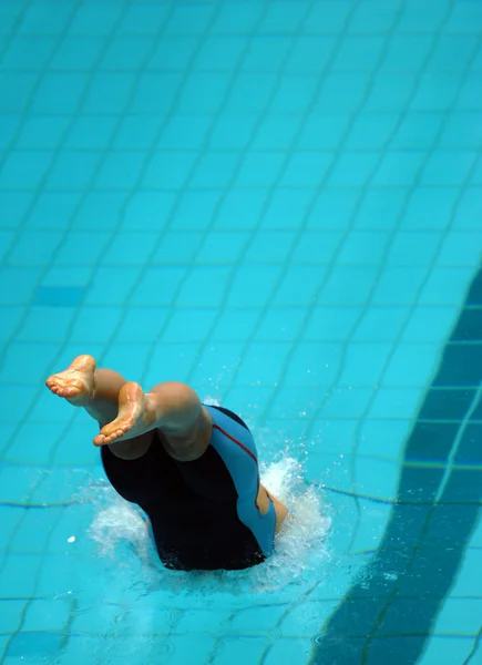 Жінка плаває, стрибаючи у воду — стокове фото