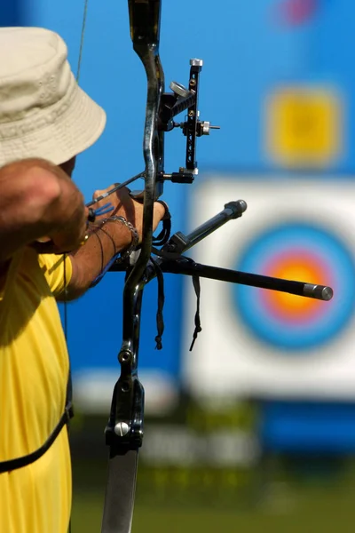 Male archer takes aim at target — Stock Photo, Image