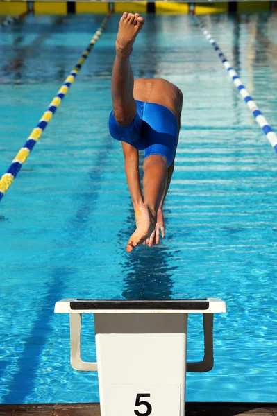 Masculino nadador salto — Fotografia de Stock