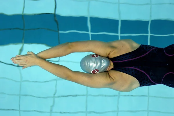 Κολυμβητής γυναίκα κάτω από το νερό — Φωτογραφία Αρχείου