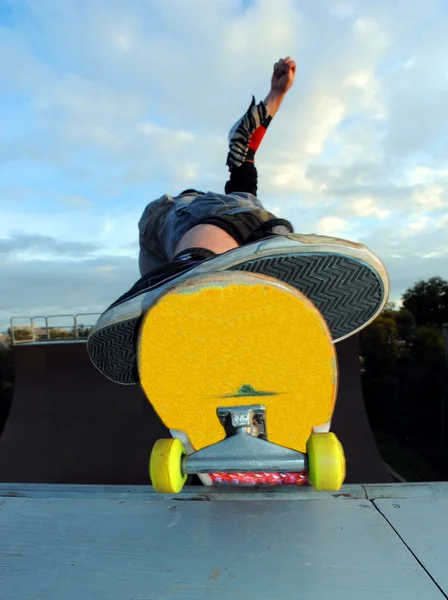 Skateboarder masculin sur rampe — Photo