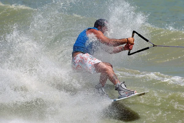 Extreme wakeboarder op wake — Stockfoto