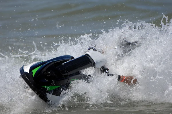 Водные лыжники во время гонки — стоковое фото