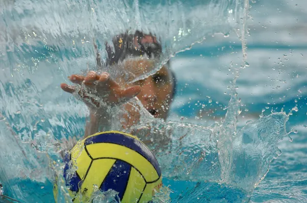 Jogador de polo aquático com bola — Fotografia de Stock