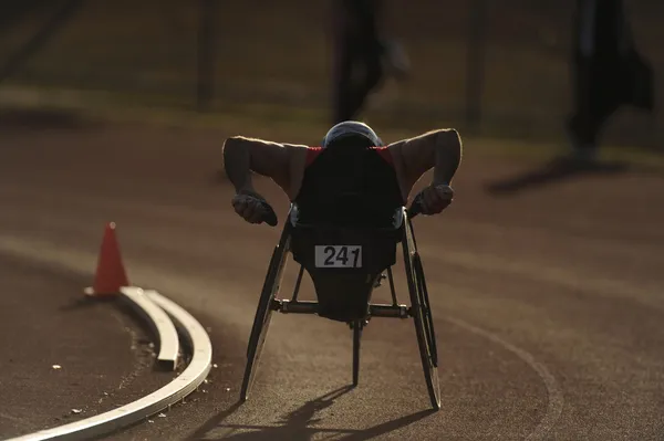 Atleta cadeira de rodas durante a maratona — Fotografia de Stock