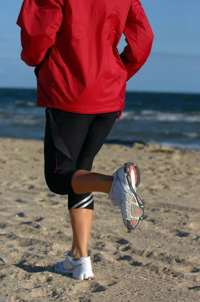 女人在海滩上慢跑 — 图库照片