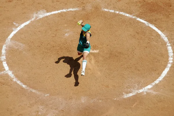 Feminino softball jogador arremessos bola — Fotografia de Stock