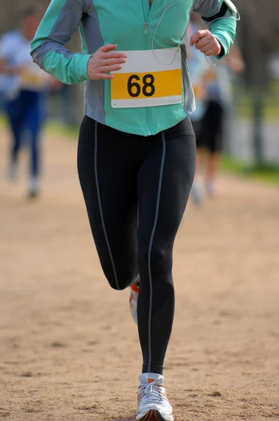 Competidora feminina durante a maratona — Fotografia de Stock