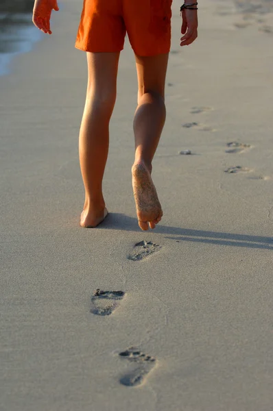 Barefoot girl walking on sandy beach — Stock Photo, Image