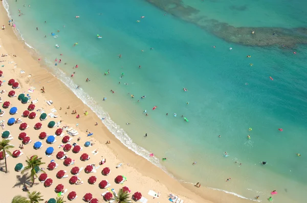 Turistas en resort de playa Imágenes de stock libres de derechos