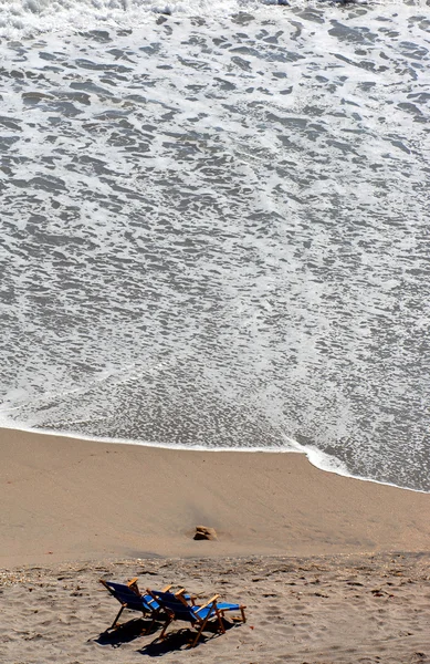 Strandkörbe auf Sand Stockbild