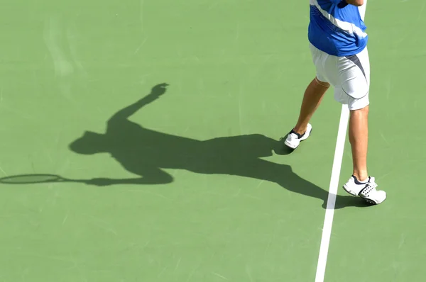 テニスをしている男 ロイヤリティフリーのストック画像