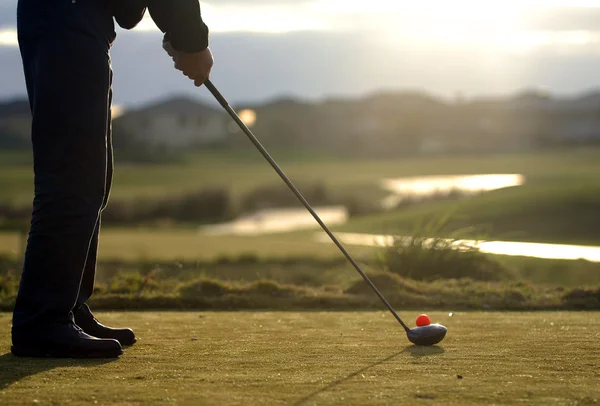 Golfer schlägt beim Putting Green ab lizenzfreie Stockbilder