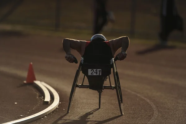 Atleta su sedia a rotelle durante la maratona Immagini Stock Royalty Free