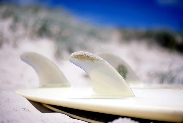 Prancha de surf na areia na praia — Fotografia de Stock
