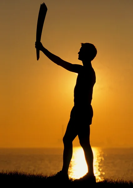 올림픽 성화와 함께 silhouetted 러너 — 스톡 사진