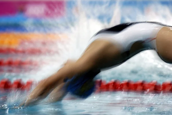 Nadador costas sob a água Imagem De Stock