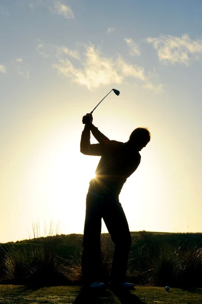 男性ゴルファーのシルエット — ストック写真