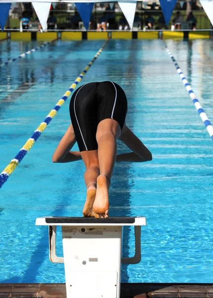 Schwimmer stürzt sich ins Wasser eines Schwimmbeckens. — Stockfoto