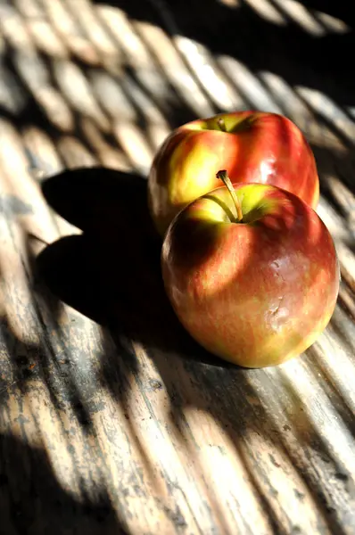 素朴な背景に赤いリンゴ — ストック写真