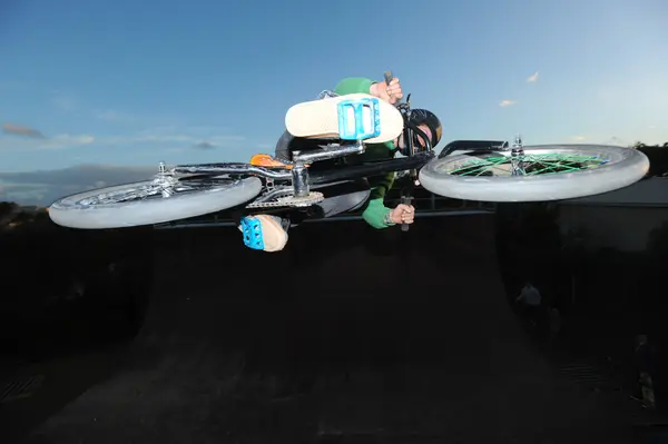 BMX-ratsastaja rampilla — kuvapankkivalokuva