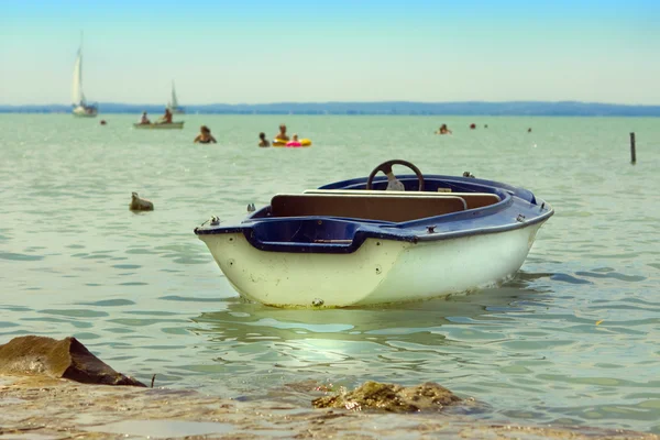 Βάρκα στην λίμνη — Φωτογραφία Αρχείου