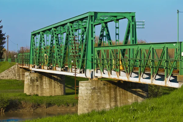 Most kolejowy na rzece koros — Zdjęcie stockowe