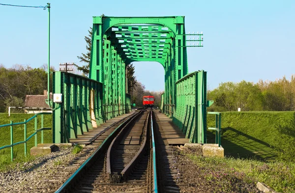 Eisenbahnbrücke auf dem Fluss Koros — Stockfoto