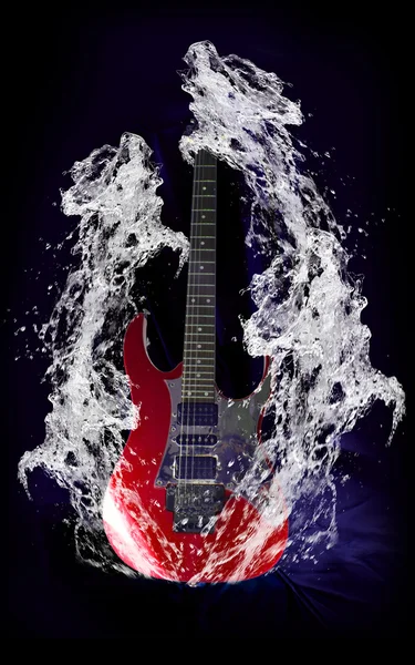 Röd elektrisk gitarr i vatten — Stockfoto