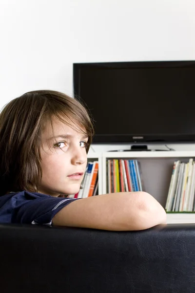Мальчик смотрит телевизор — стоковое фото