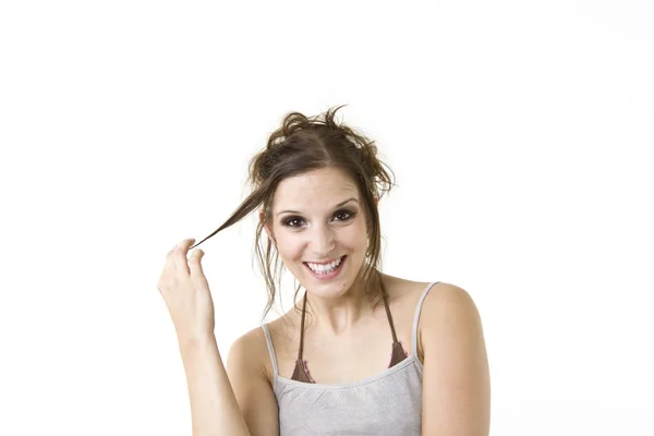 Retrato modelo feminino brincando com o cabelo — Fotografia de Stock