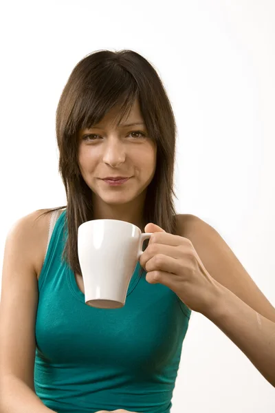 Женский портрет с кофе — стоковое фото