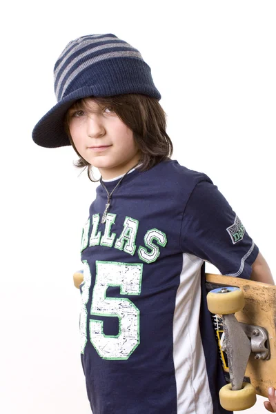 Stående pojke med skateboard — Stockfoto