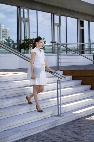 Negócios feminino nas escadas — Fotografia de Stock