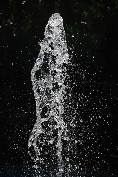 Водяний струмінь на чорному фоні 2 — стокове фото
