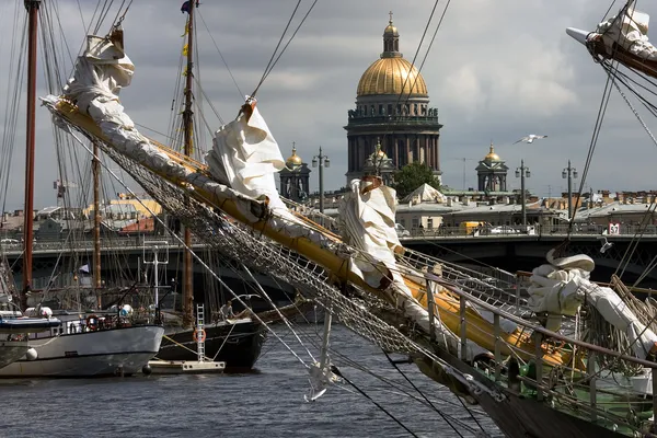 Ships at Neva river, St.Petersburg, Russia — Stock Photo, Image