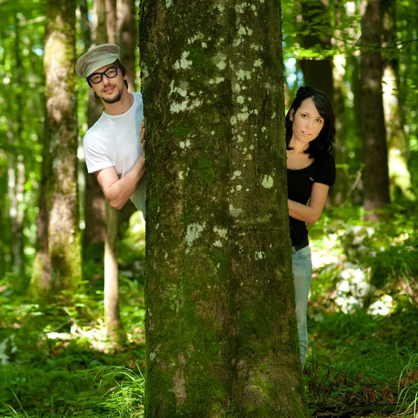Casal na floresta — Fotografia de Stock