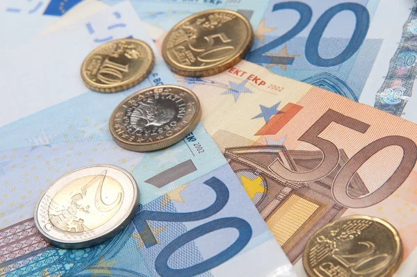欧元硬币和钞票 — 图库照片