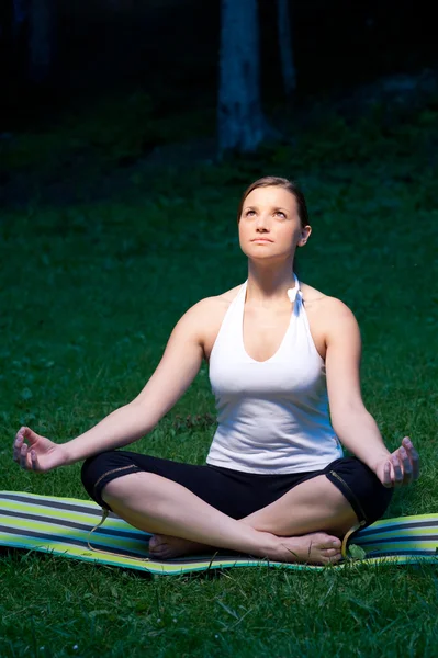 Leuk meisje mediteert in de natuur — Stockfoto