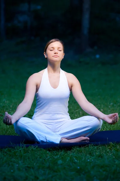 Cute girl meditates in nature — Stock Photo, Image