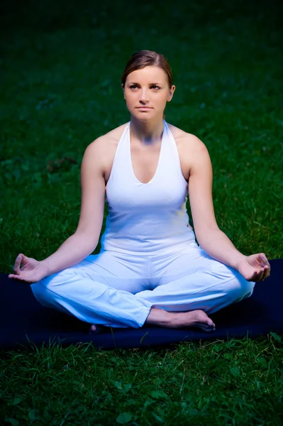 Cute girl meditates in nature — Stock Photo, Image