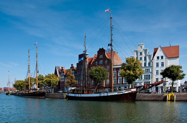 Lodě na břehu řeky trave, Lübeck (Německo) Royalty Free Stock Obrázky