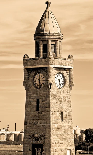 En gammal tower i hamnen i hamburg — Stockfoto