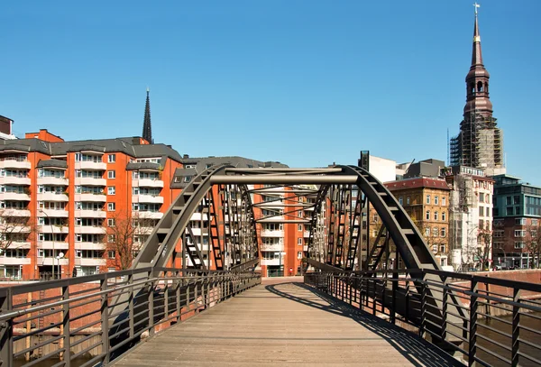 En bro i staden av hamburg Royaltyfria Stockfoton