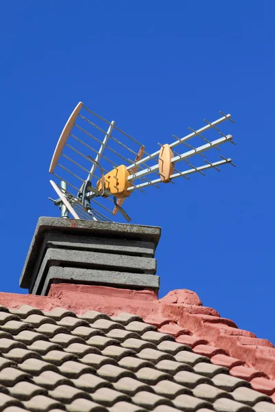 Antena no telhado — Fotografia de Stock
