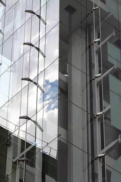 Torre de vidro moderna — Fotografia de Stock