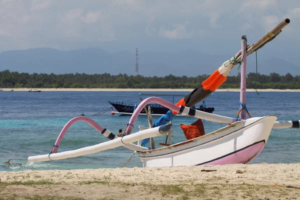 Білий човен на Балі — стокове фото