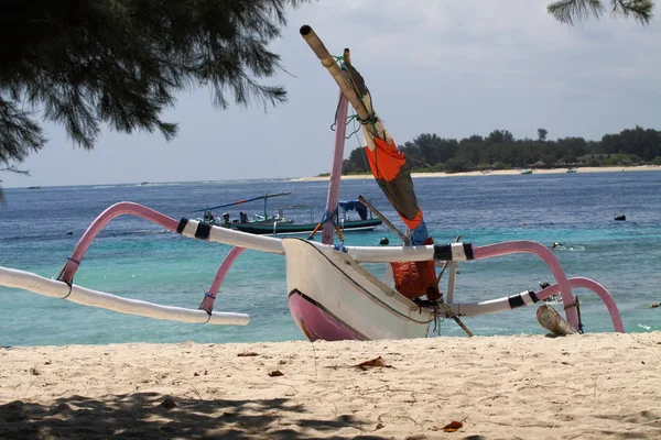 Barca bianca a Bali — Foto Stock